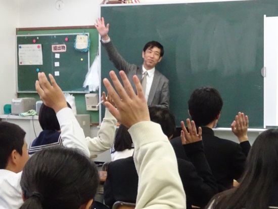 浅見室長の問いかけに元気に応じる生徒たち