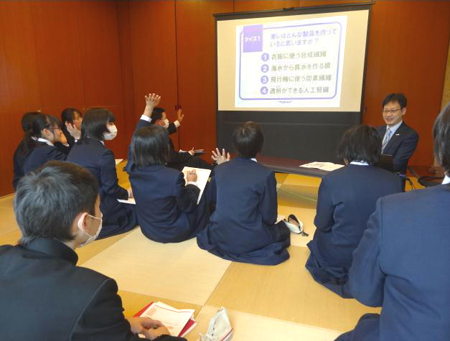 1回のトークセッションに、12～14人の生徒が参加しました