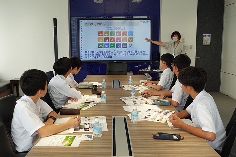 全国の中学校・高等学校の企業訪問を受け入れ、キャリア教育や東レグループのSDGsの取り組みについて講義を行いました。（東レ（株）CSR推進室）
