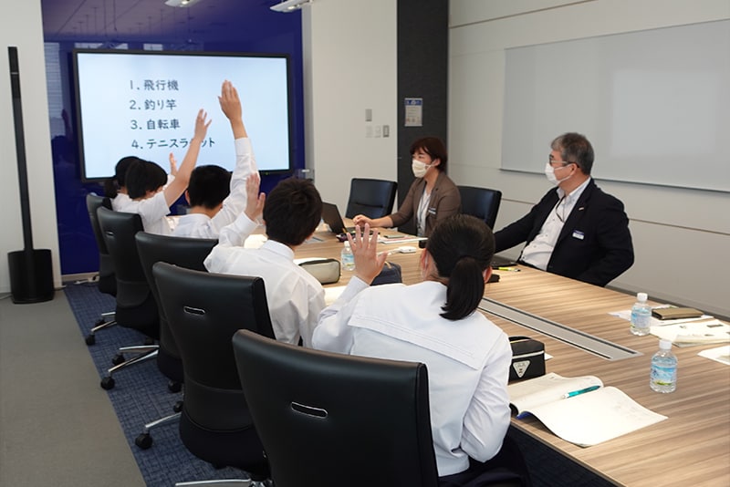全国の中学校・高等学校の企業訪問を受け入れ、キャリア教育や東レグループのSDGsの取り組みについて講義を行いました。（東レ（株）CSR推進室）