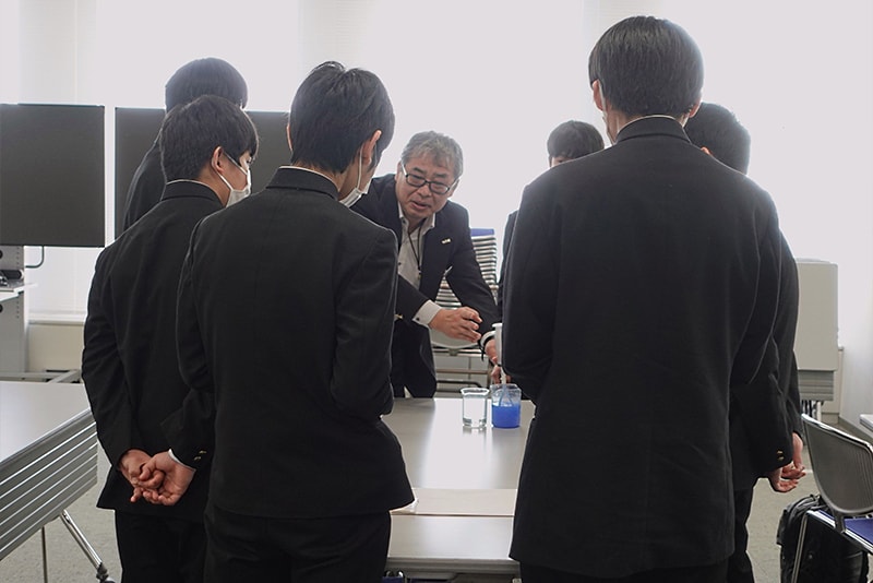 全国の中学校・高等学校の企業訪問を受け入れ、キャリア教育や東レグループのSDGsの取り組みについて講義を行いました。（東レ（株）CSR推進室）