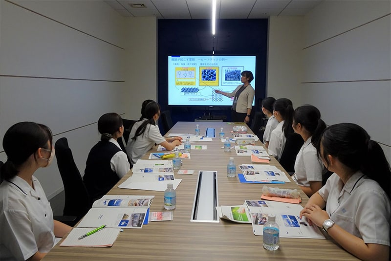 全国の中学校・高等学校の企業訪問を受け入れ、キャリア教育や東レグループのSDGsの取り組みについて講義を行いました。（東レ（株）CSR推進室）