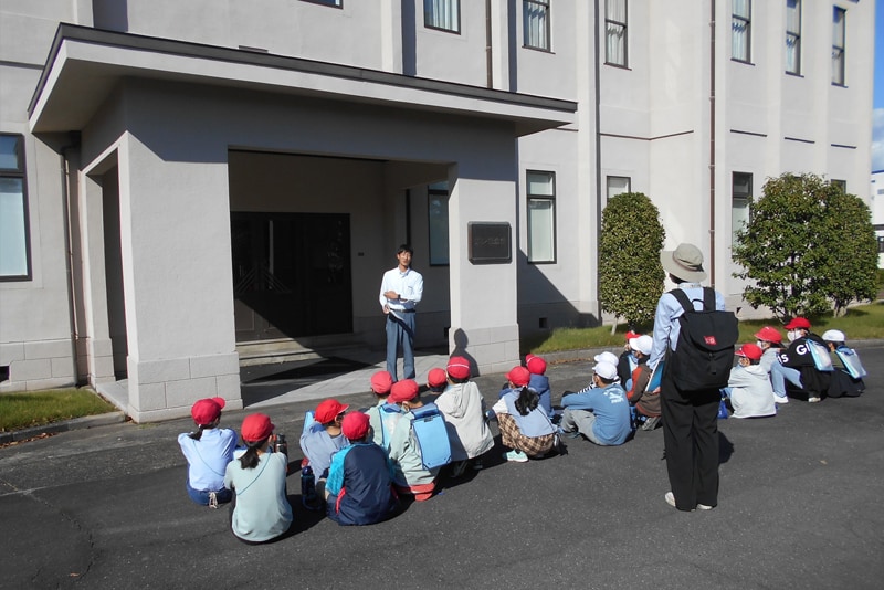 近隣の小学校の工場見学を受け入れました。子どもたちは、普段見られない工場内の風景に興味津々の様子でした。（東レ（株）滋賀事業場）