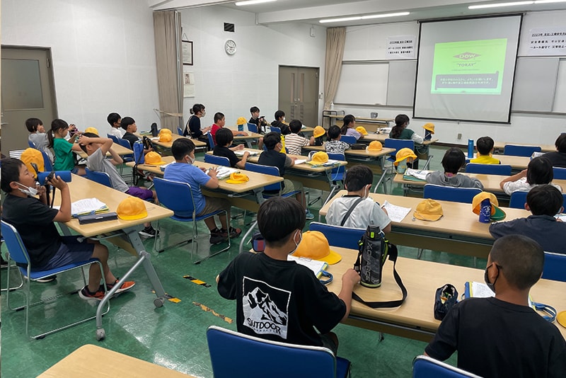 近隣の小学校の工場見学を受け入れました。子どもたちは、普段見られない工場内の風景に興味津々の様子でした。（東レ（株）千葉工場）