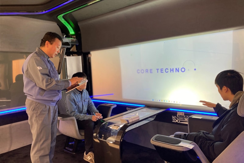 大学生の工場見学を受け入れました。コンセプトカー試乗や、製品サンプルに実際に触れてもらい、東レの研究開発業務と素材の力を生かした事業を体感していただきました。（東レ（株）名古屋事業場）