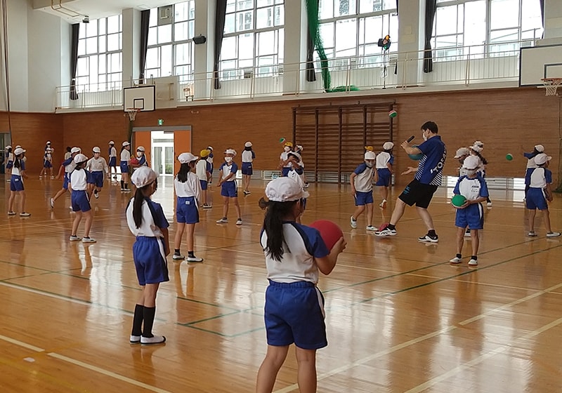 地域の教育委員会や滋賀県バレーボール協会からの依頼に協力し、小学校でのバレーボール体験授業を実施しました。バレーボールを通して、成長時期の子どもたちへ身体の動かし方・考え方、そして諦めないでお互いに協力しカバーし合いながら繋ぐというチームワークを指導しました。（東レアローズ女子バレーボール部）