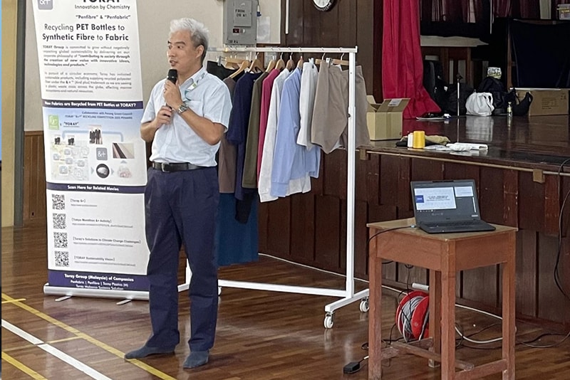 UNIQLO Malaysia Sdn. Bhd. が古着回収プロジェクト「The Power of Clothing」の一環として企画したペナン日本人学校での教育に協力し、小学5年生～中学3年生に向けてペットボトルリサイクルに関する講義を行いました。（マレーシア東レグループ）