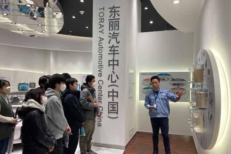 高校生に研究や技術開発の醍醐味や、社会での研究開発活動と高等学校で学ぶ化学・物理との関連性を実感し、将来の進路を考えるきっかけにしてほしいとの上海日本人学校からの依頼に対応し、見学を受け入れました。（東麗先端材料研究開発（中国）有限公司）