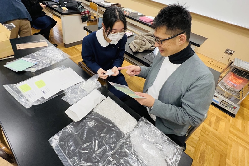 高校生から、「「&+<sup>™</sup>」の『回収ストーリーへの参加を促す取り組み』というコンセプトに共感した」とコンタクトいただいたことをきっかけに、生徒が通う学校にて回収ペットボトルから繊維ができる仕組みについてのレクチャーを行いました。（東レ（株）繊維サーキュラーエコノミー戦略室）