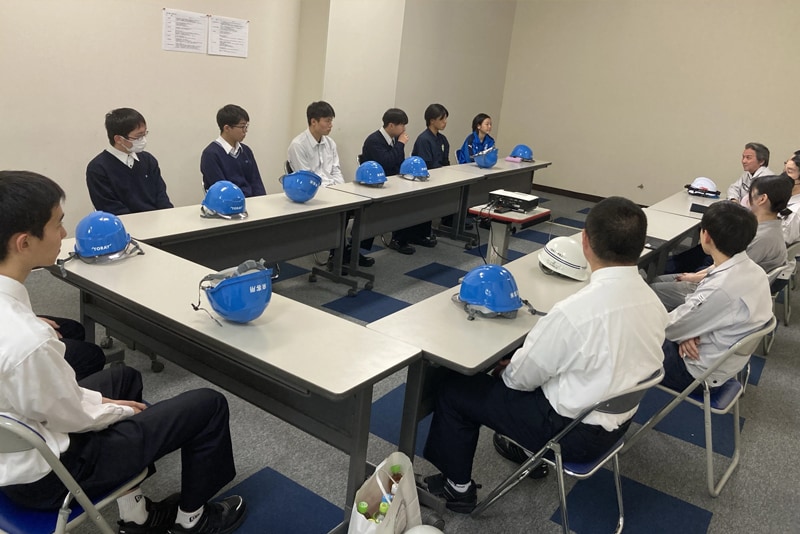 近隣の工業高等学校を対象に職場見学会を開催しました。会社説明の後には、東レ（株）三島工場の協力のもと、繊維製造現場を見学しました。（東レエンジニアリング（株））
