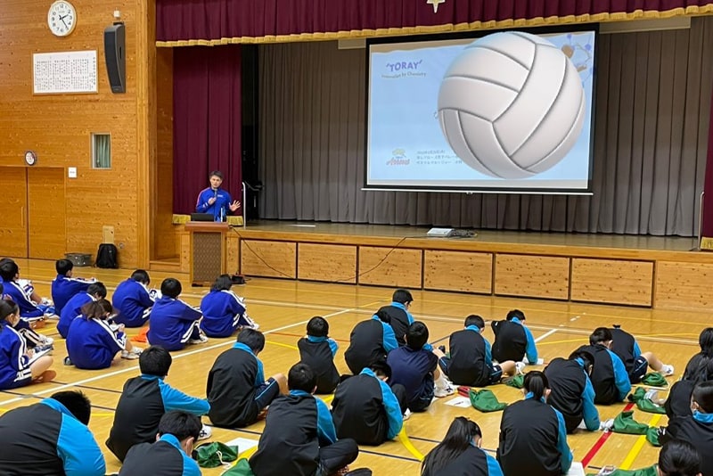 中学生にスポーツ選手を仕事とすることと働くことの意義について職業講話を実施しました。（東レアローズバレーボールクラブ静岡）
