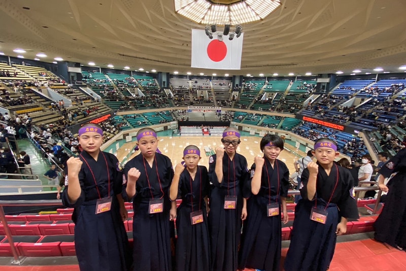 剣道部では、自身の稽古に取り組む傍ら、近隣の小・中学生を対象に剣道指導を行っています。剣道を通じ、子どもたちの育成や、地域の方との交流に取り組んでいます。（東レ（株）岡崎工場）
