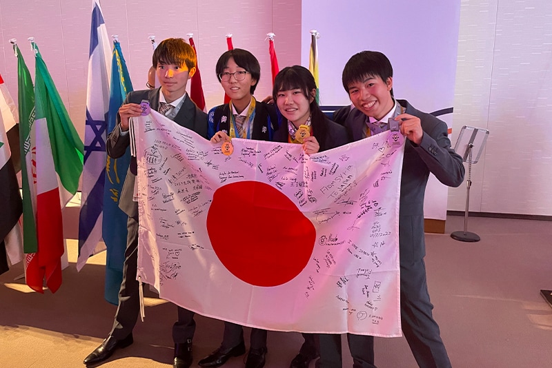 IBO2023に出場した日本代表4人の皆さん(写真提供:国際生物学オリンピック日本委員会)