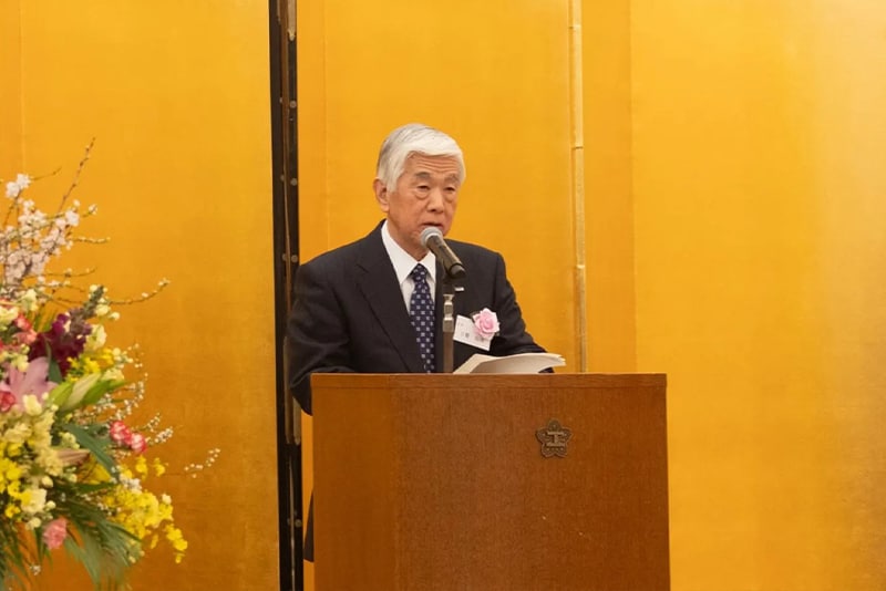 挨拶をする（公財）東レ科学振興会会長の東レ（株）日覺会長