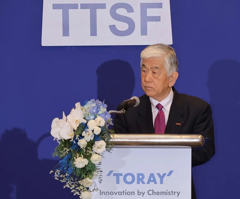 挨拶をするTTSF名誉会長の東レ（株）日覺会長