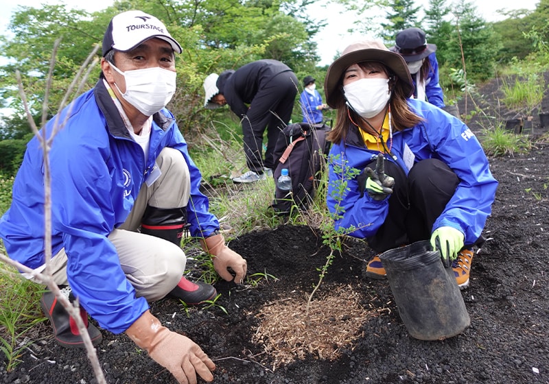 NPO法人「富士山ナショナル・トラスト」と連携し、労使共催で実施している富士山の森づくり。事前に植樹が必要な理由について講義を受け、活動の意義を理解しながら植樹を行いました。（東レ（株）、東レ労働組合）