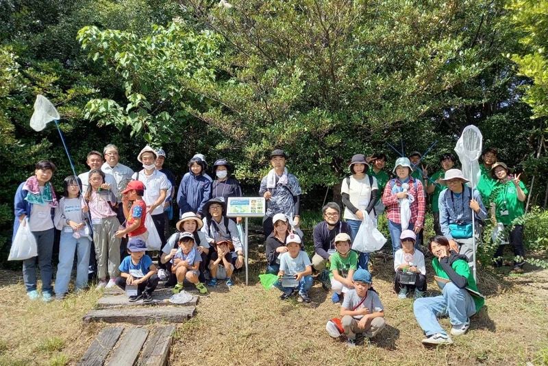 地球環境と地域行動の実践活動として、市民・企業・行政が協力し、力を合わせて始めた地域環境美化活動「ラブアースクリーンアップ」に参加しました。（東レ（株）九州支店）