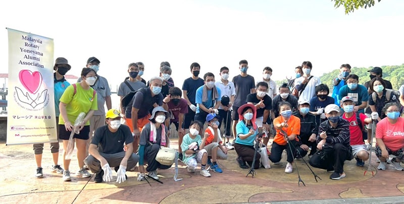 日本への留学生を支援する団体「ロータリー米山記念奨学会」と共同で、ペナン島東部にある海浜遊歩道「Karpal Singh Drive」周辺の海岸清掃活動を行いました。（マレーシア東レグループ（マレーシア））