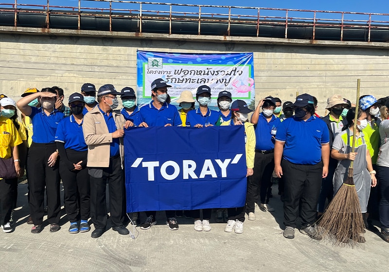 バンプー海岸の海洋廃棄物を削減し、天然資源を保護するために、政府や産業ネットワーク、地域住民の方とともに「バンプー海洋保護プロジェクト」に参加しました。（Toray Textiles（Thailand）Public Company Limited（タイ））