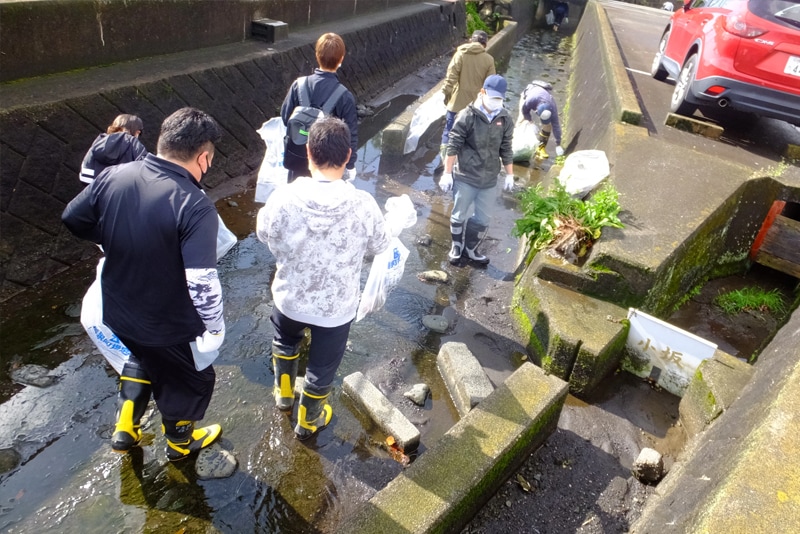 「長泉町環境美化運動推進協議会」主催の町内一斉河川清掃に参加し、工場の南側を流れる松川の清掃を行いました。（東レ（株）三島工場）