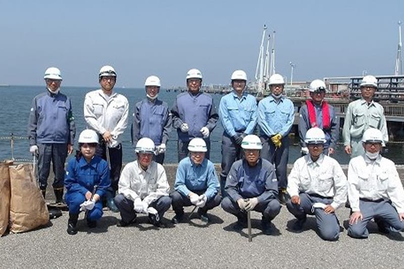 工場敷地に隣接する前川護岸の清掃活動を実施しました。回収したごみは、分別を行い、廃棄物として適正に廃棄処分を実施しています。（東レ（株）千葉工場）