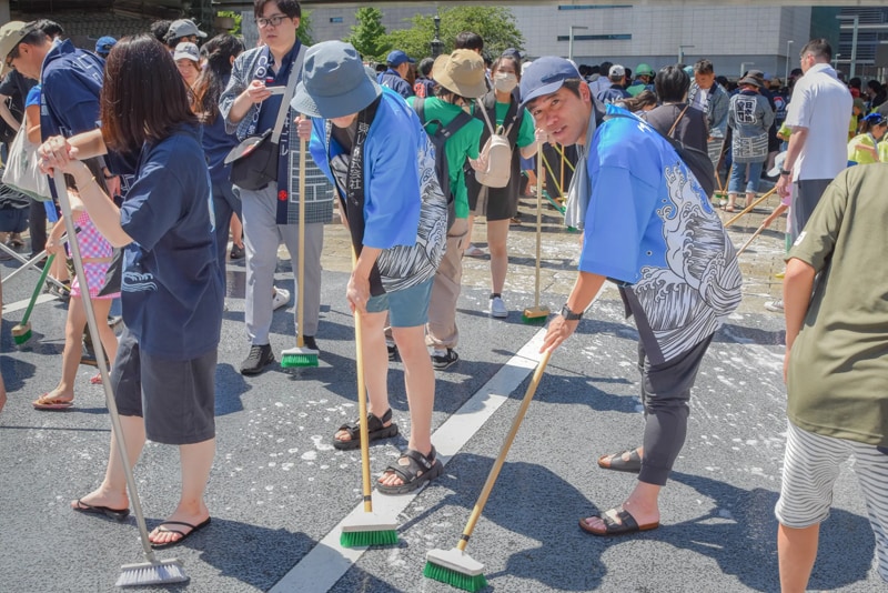 名橋「日本橋」保存会主催の「日本橋」橋洗いに参加し、周辺企業などから集まった方と日本橋の清掃を行いました。（東レ（株）東京本社）