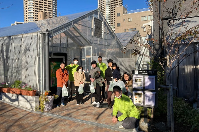 複合型商業施設「KOSUGI iHUG（コスギアイハグ）」で「コスギアイハグ・トレファーム市民ボランティアデー」と題して施設沿いの緑道に花を植えるイベントを開催し、同施設の 「トレファーム™」で育てたパンジーの苗110株を地域の方々と一緒に植えました。（東レ建設（株））