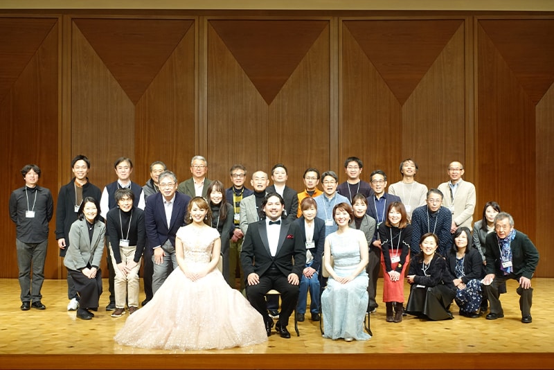 演奏者、ボランティアの方々で集合写真