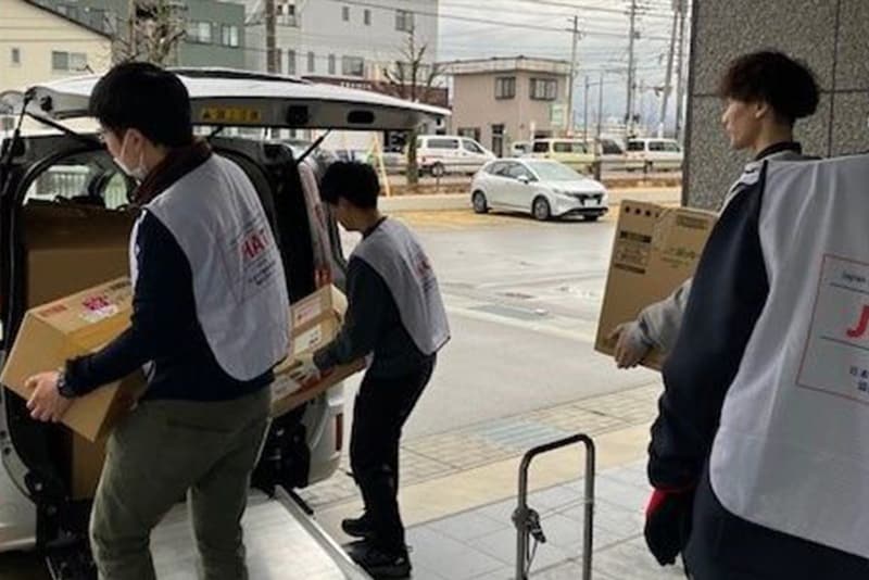 JHAT拠点から配送を行う東レ・メディカル（株）社員