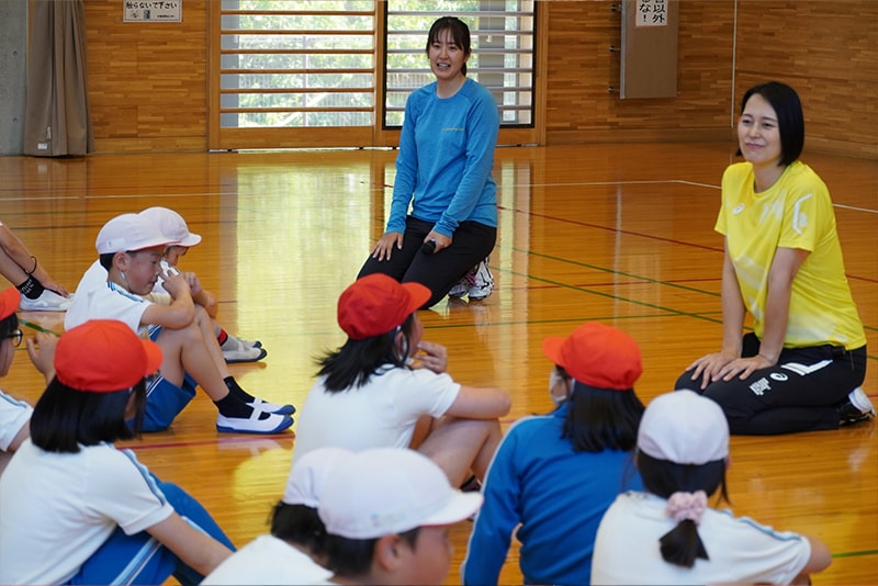 子どもたちからの質問に対応する大山さん（右）と二見さん（左）