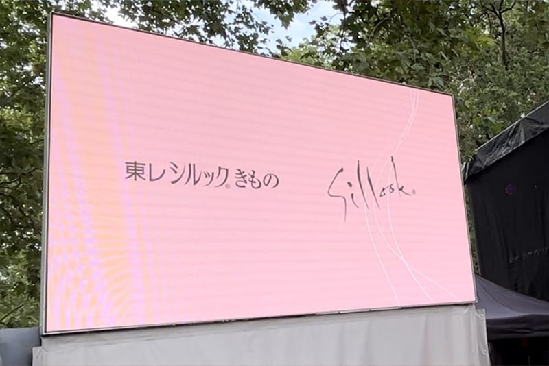 独日文化交流の発展と深化を目的とした「マイン祭り」に協賛し、「シルック™」きものを通じて日本文化を紹介しています。会場では、日本文化の象徴として「シルック™」きものを着た人々による日本舞踊や着物ショーが披露されました。（Toray International Europe GmbH（ドイツ））