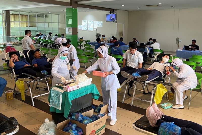 地元のSeberang Jaya病院と協力して、Penfabric社の本社工場で献血活動を実施し、97人の従業員が参加しました。（マレーシア東レグループ）