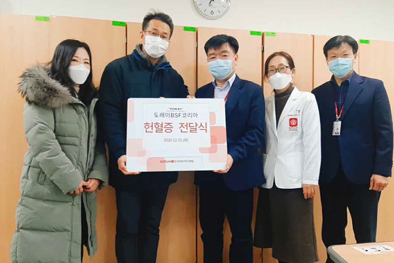 赤十字と協力し、献血活動を実施しました。韓国では、献血すると献血証書が発行され、輸血を必要とする際に提出すると無償で輸血を受けることができます。この献血証書は、譲渡・寄付することもできるため、多くの命を救い、健康かつ持続可能な社会づくりに貢献するために、慶北大学病院に寄付しました。（Toray Battery Separator Film Korea Limited）