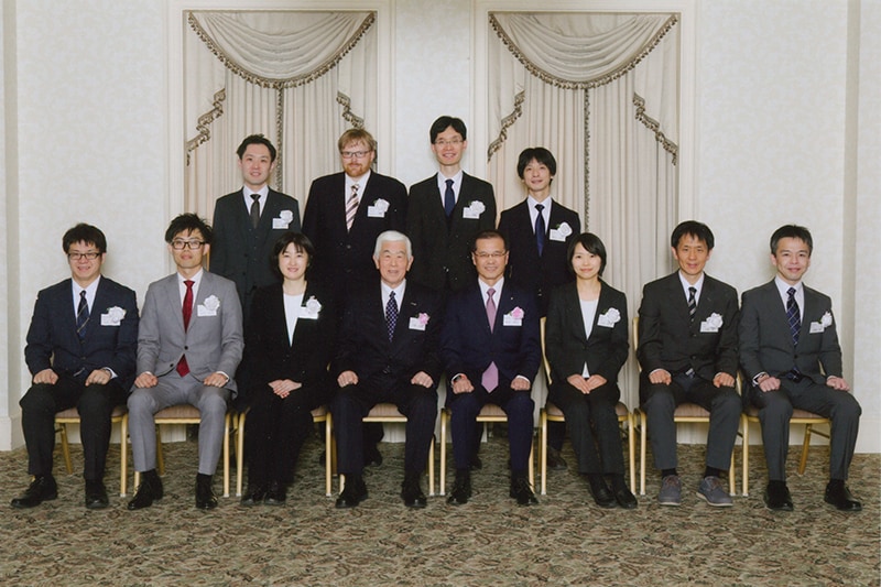 （公財）東レ科学振興会会長の東レ（株）日覺会長、相原選考委員長（前列左から4人目、5人目）と助成金受領者