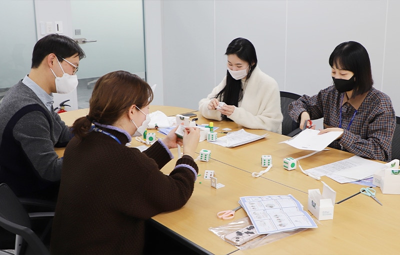 視覚障害児が楽しく点字を学べる「点字キューブ」を社会福祉団体に寄贈（Toray Advanced Materials Korea Inc.）