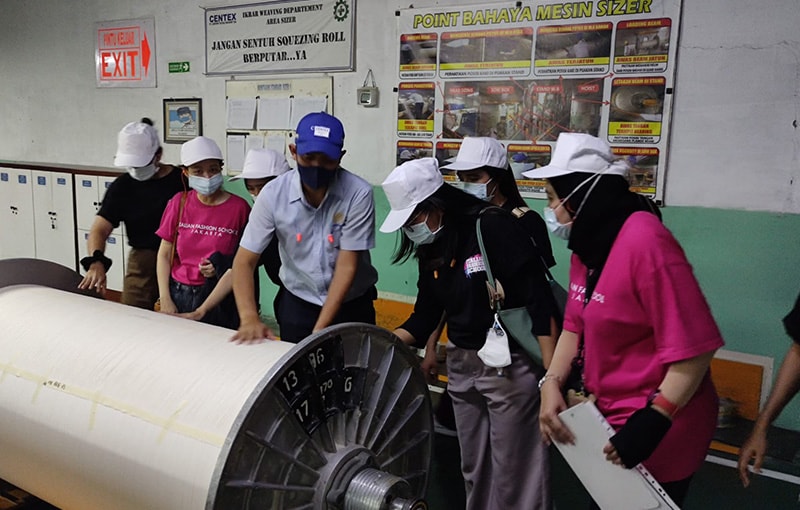 ファッションデザイン専門学校生の見学を受け入れ（P.T. Century Textile Industry Tbk（ジャカルタ））