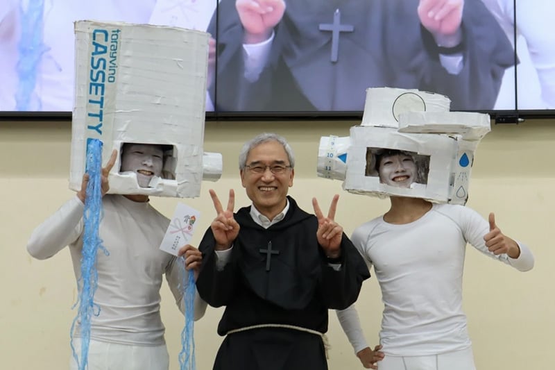600人が参加したハロウィンパーティーで開催された仮装コンテストのグランプリ受賞者と滋賀事業場長（中央）（東レ（株）滋賀事業場）