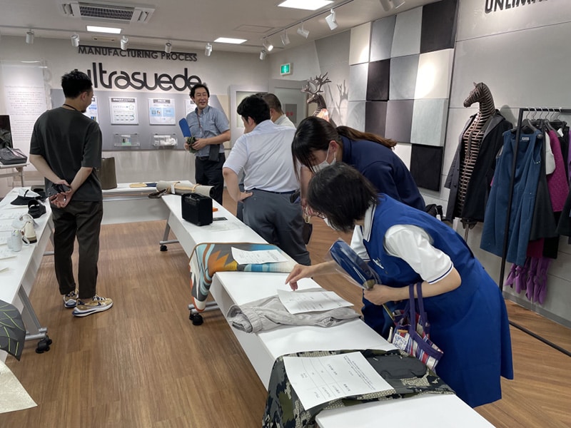「ウルトラスエード」製品の製造現場で働く社員向けに、最終製品のサンプル展示会を滋賀事業場と岐阜工場で開催（東レ（株））