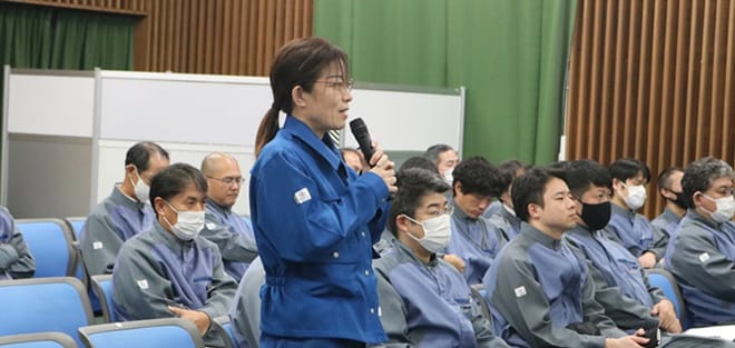 岡崎工場での決算説明懇談会で役員に質問をする社員