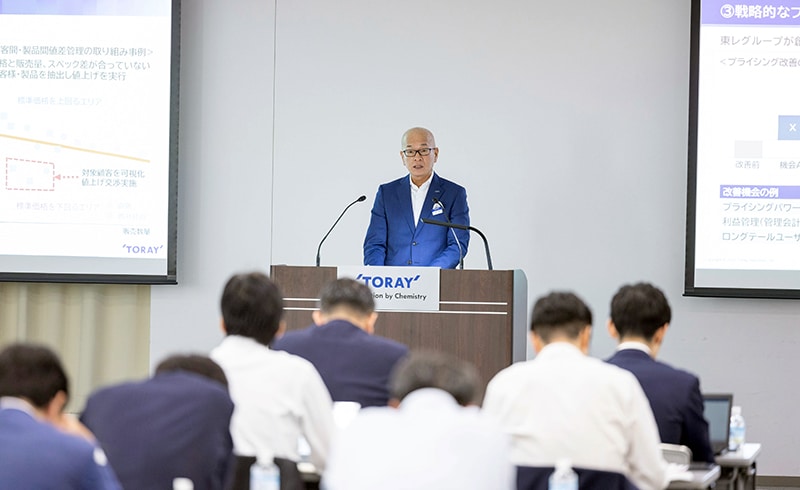 IRセミナーで説明する東レ（株）大矢社長