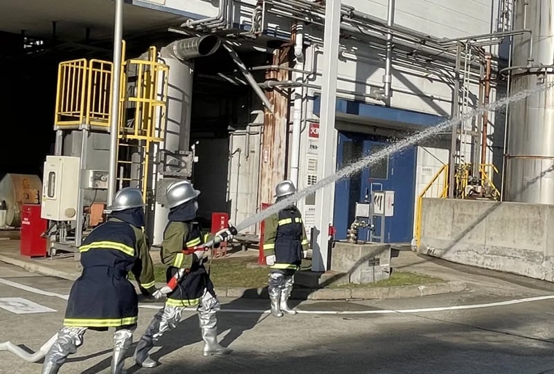 本部初期消火班による放水訓練（東レ（株）岡崎工場）