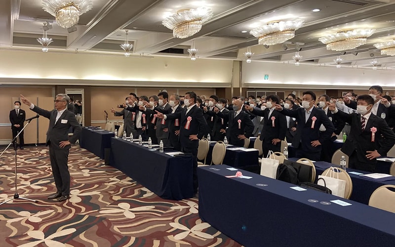「2023年 安全衛生大会」開会宣言（スローガンの唱和）の様子（東レ建設（株））