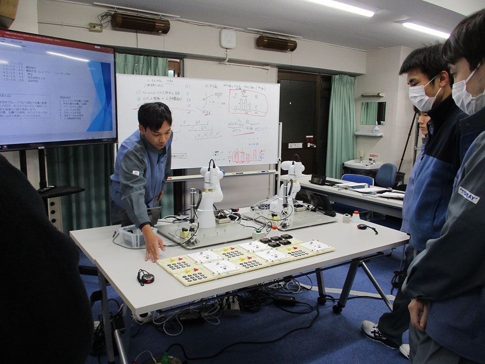協働ロボット演習に取り組む専修学校の生徒
