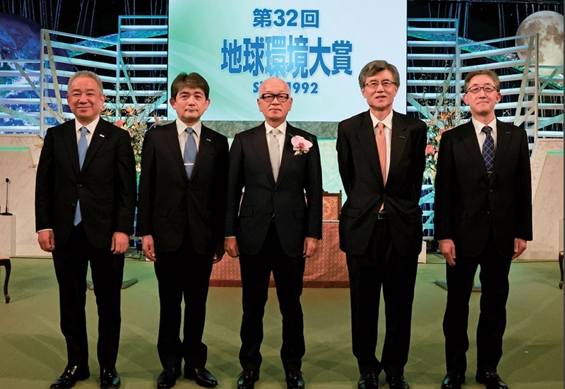 受賞式での記念撮影（中央は東レ（株）大矢社長）