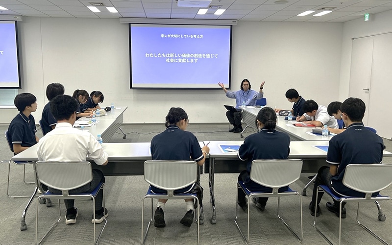中学校・高等学校の企業訪問で、キャリア教育やSDGsに関する取り組みを紹介（東レ（株）東京本社）