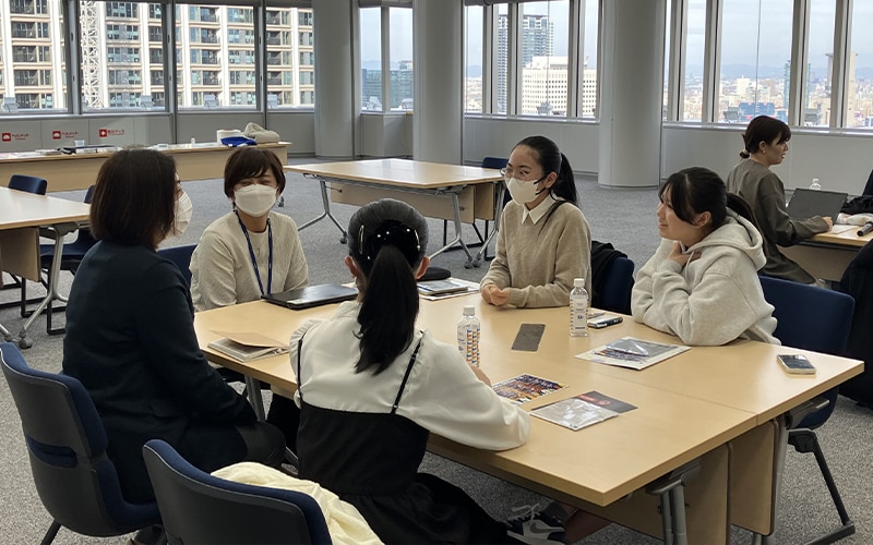企業訪問の座談会で、社員に進路や働き方について質問する中学生・高校生（東レ（株）大阪本社）