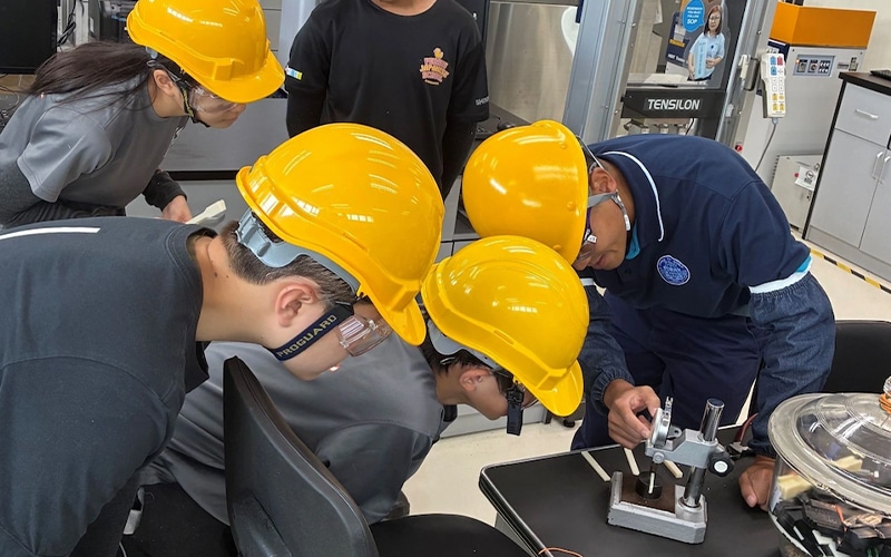 ペナン日本人学校中学部の職業体験で、製品開発工程を体験する生徒たち（Toray Plastics (Malaysia) Sdn. Bhd.）