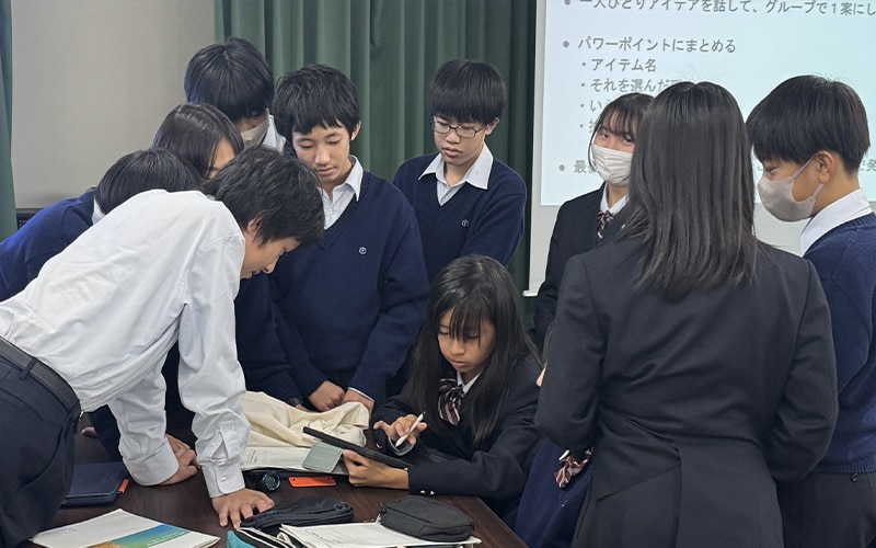 グループワークで発表をまとめる生徒たち