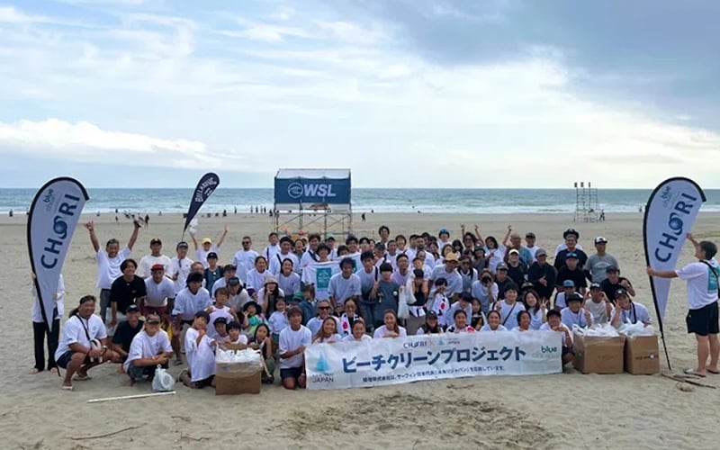 サーフィン大会の選手や来場者、地元の方々など約450人が参加したビーチクリーン活動（蝶理（株））