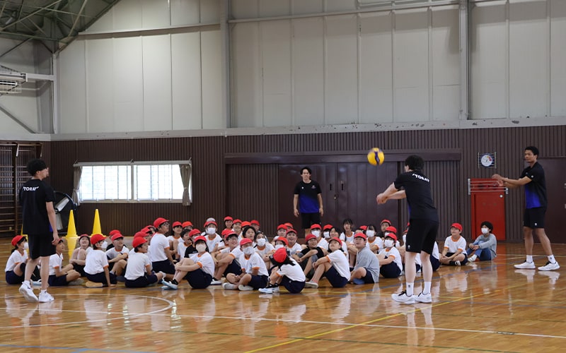 工場近隣の小・中学生を対象にバレーボール教室や学校訪問を実施（東レアローズ（株））